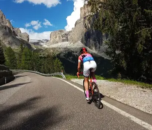 In bici sul Passo Sella nelle Dolomiti